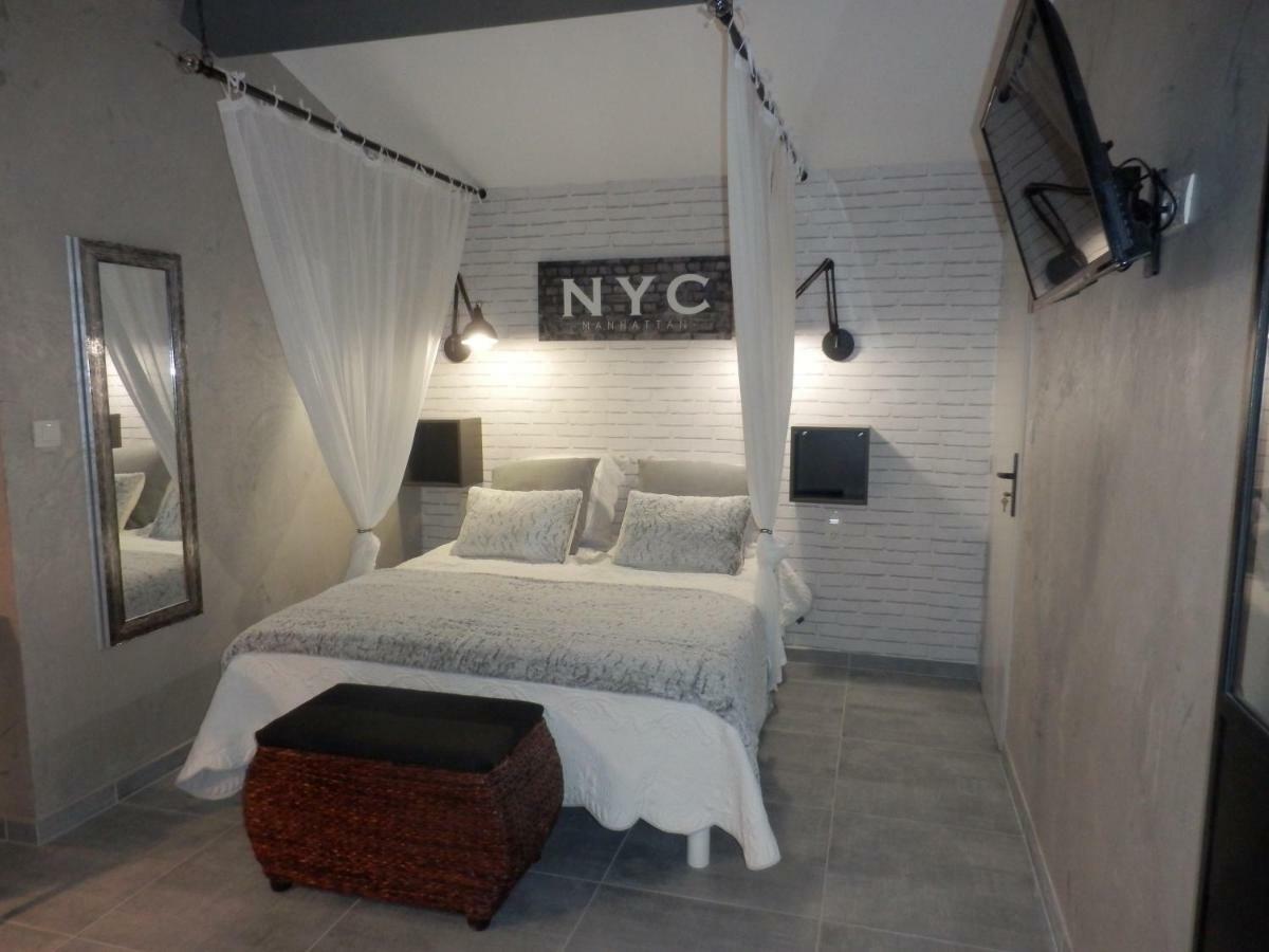 ランブク Mas Les Vieux Chenes Bed & Breakfast エクステリア 写真
