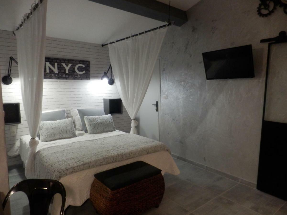 ランブク Mas Les Vieux Chenes Bed & Breakfast エクステリア 写真